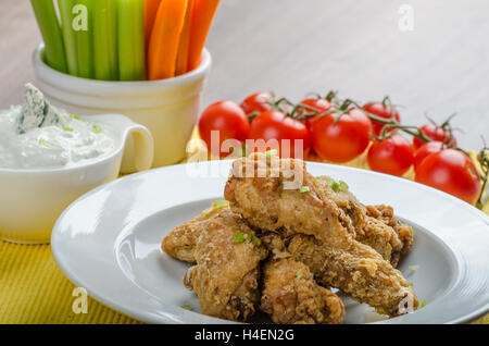 Hot Wings de poulet maison, sauce au fromage bleu et légumes frais Banque D'Images