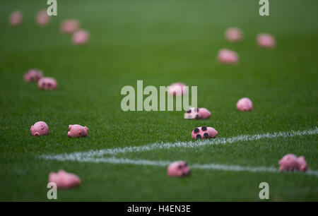 Charlton Athletic et Coventry City fans l'hôte d'une protestation commune contre leurs propriétaires respectifs qu'ils jettent l'argent en plastique les porcs sur le terrain de jeu. ASSOCIATION DE PRESSE Photo. Photo date : Samedi 15 Octobre, 2016. Histoire voir l'ACTIVITÉ DE SOCCER Charlton. Crédit photo doit se lire : PA sur le fil. RESTRICTIONS : EDITORIAL N'utilisez que pas d'utilisation non autorisée avec l'audio, vidéo, données, listes de luminaire, club ou la Ligue de logos ou services 'live'. En ligne De-match utilisation limitée à 75 images, aucune émulation. Aucune utilisation de pari, de jeux ou d'un club ou la ligue/dvd publications. Banque D'Images