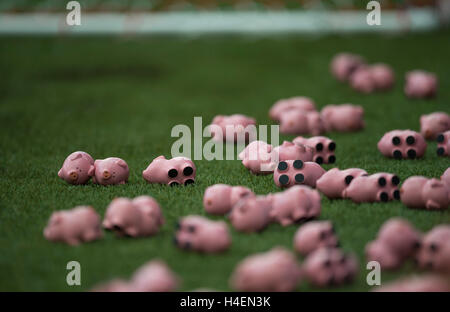 Charlton Athletic et Coventry City fans l'hôte d'une protestation commune contre leurs propriétaires respectifs qu'ils jettent l'argent en plastique les porcs sur le terrain de jeu. ASSOCIATION DE PRESSE Photo. Photo date : Samedi 15 Octobre, 2016. Histoire voir l'ACTIVITÉ DE SOCCER Charlton. Crédit photo doit se lire : PA sur le fil. RESTRICTIONS : EDITORIAL N'utilisez que pas d'utilisation non autorisée avec l'audio, vidéo, données, listes de luminaire, club ou la Ligue de logos ou services 'live'. En ligne De-match utilisation limitée à 75 images, aucune émulation. Aucune utilisation de pari, de jeux ou d'un club ou la ligue/dvd publications. Banque D'Images