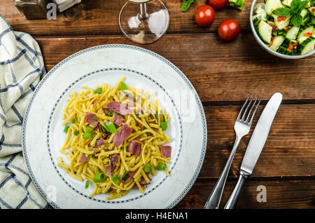 Rôti fait maison au jambon Forêt Noire - schwarzwald jambon et oignon de printemps Banque D'Images