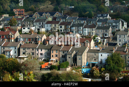 Abertillery à Ebbw Fach Valley dans Blaenau Gwent, Galles du Sud,UK un salon avec terrasse maisons,Tesco etc. Banque D'Images