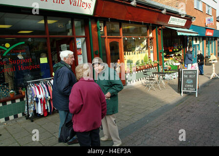 Abertillery à ebbw fach valley dans Blaenau Gwent, Galles du sud,uk un salon avec terrasse maisons,Tesco etc. Banque D'Images