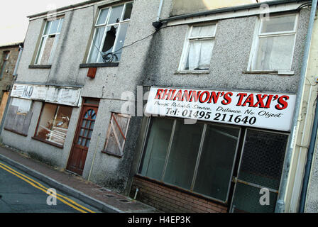 Abertillery à ebbw fach valley dans Blaenau Gwent, Galles du sud,uk un salon avec terrasse maisons,Tesco etc. Banque D'Images