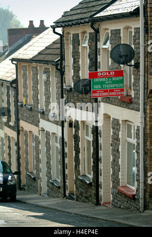 Abertillery à Ebbw Fach Valley dans Blaenau Gwent, Galles du Sud,UK un salon avec terrasse maisons,Tesco etc. Banque D'Images