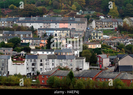 Abertillery à Ebbw Fach Valley dans Blaenau Gwent, Galles du Sud,UK un salon avec terrasse maisons,Tesco etc. Banque D'Images