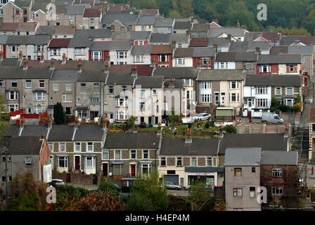 Abertillery à Ebbw Fach Valley dans Blaenau Gwent, Galles du Sud,UK un salon avec terrasse maisons,Tesco etc. Banque D'Images