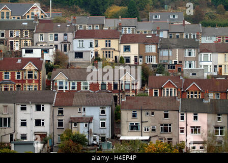 Abertillery à Ebbw Fach Valley dans Blaenau Gwent, Galles du Sud,UK un salon avec terrasse maisons,Tesco etc. Banque D'Images