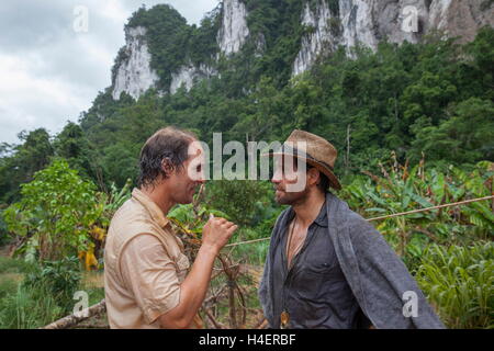 DATE DE SORTIE : Décembre 25, 2016 TITRE : chanter STUDIO : Black Bear Images Réalisateur : Stephen Gaghan PLOT : une paire improbable à la Jungle indonésienne de risque à la recherche de l'or avec : Matthew McConaughey comme Kenny Wells, Edgar Ramirez comme Michael Acosta (Crédit : c Black Bear Images/Photos/) Banque D'Images