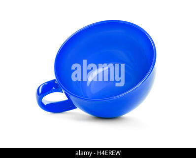 Tasse bleu se trouve sur un fond blanc. Banque D'Images