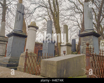 Varsovie, Pologne - 20 mars 2016 : Le cimetière juif de la rue Okopowa à Varsovie Banque D'Images