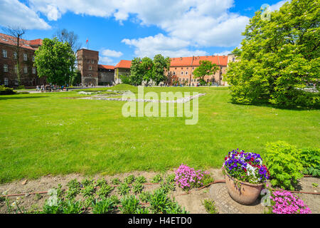 Château de Wawel sur jour ensoleillé, ciel bleu et nuages blancs, Cracovie, Pologne Banque D'Images