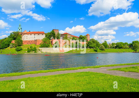 Le Château Royal de Wawel le long d'un fleuve Vistule sur belle journée ensoleillée, Pologne Banque D'Images