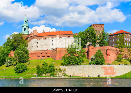 Vue sur le Château Royal de Wawel construite le long de la rivière Vistule sur belle journée ensoleillée, Pologne Banque D'Images