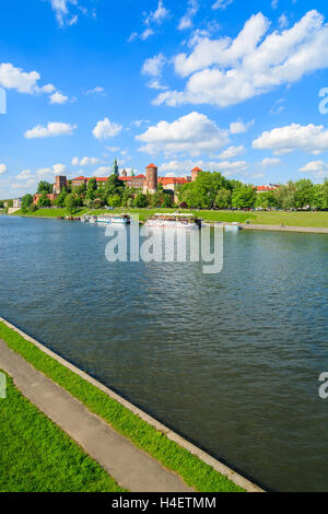 Sentier de randonnée le long de la rivière Vistule avec le Château Royal de Wawel en arrière-plan sur une belle journée ensoleillée, Pologne Banque D'Images