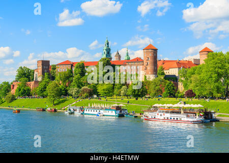 Une vue sur le château de Wawel situé sur la banque du fleuve Vistule dans Krakow city, Pologne Banque D'Images