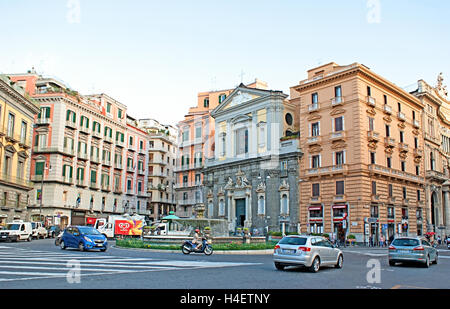 Situé entre la Galerie Umberto I et la Piazza del Plebiscito, Piazza Trieste e Trento est une petite place avec fontaine et église Banque D'Images