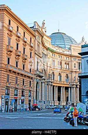 Via San Carlo avec un dôme en verre et de hautes colonnes de Galleria Umberto I, Naples, Italie Banque D'Images