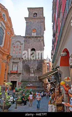 San Lorenzo Maggiore, situé au centre de la vieille ville, il y a beaucoup de boutiques de souvenirs et cafés, Naples Italie Banque D'Images