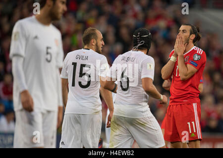 Footballeur galles Gareth Bale a l'air triste et montre sa frustration après avoir raté une tentative de but tout en jouant de la Géorgie. Banque D'Images