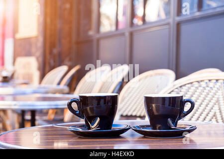 Deux tasses de café sur la terrasse du restaurant avec la lumière du soleil de l'après-midi Banque D'Images
