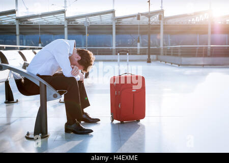 Voyageur à l'aéroport d'attente déprimé après les retards et annulations de vols Banque D'Images