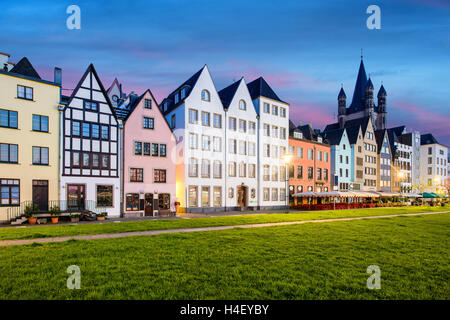 De nombreuses maisons colorées de Cologne et le parc au crépuscule à Cologne, Allemagne. Banque D'Images