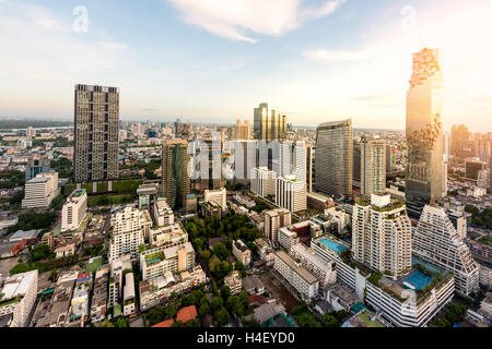 Vue de nuit de Bangkok avec des gratte-ciel dans le quartier des affaires de Bangkok en Thaïlande.