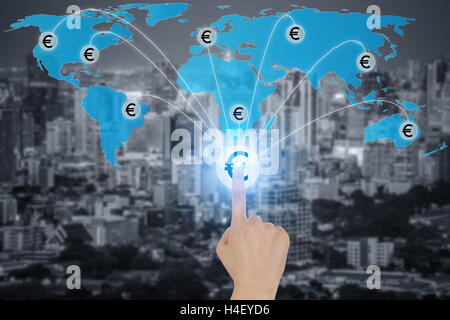 Appuyer sur la touche avec Euro Currency Symbols connectés en réseau, concept de la finance mondiale la liaison réseau. Banque D'Images