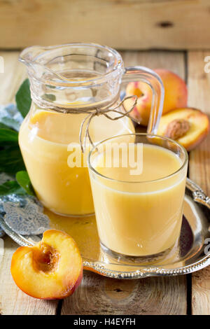 La société milkshake est faite à partir de la pêche, mélangé à du yogourt kéfir. Banque D'Images