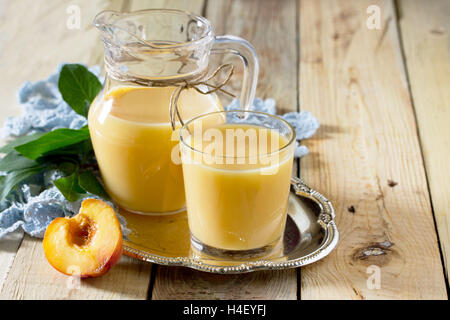 La société milkshake est faite à partir de la pêche Banque D'Images