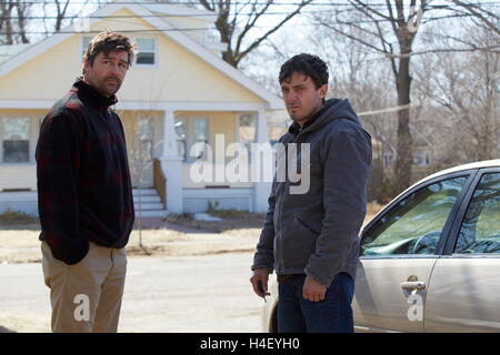 DATE DE SORTIE : Novembre 18, 2016 Title : Manchester par la mer STUDIO : Pearl Street Films Réalisateur : Kenneth Lonergan PLOT : un oncle est forcé de s'occuper de son neveu adolescent après le père du garçon meurt sur la photo : Kyle Chandler comme Joe Chandler, Casey Affleck comme Lee Chandler (Credit : c Pearl Street Films/images/) Banque D'Images