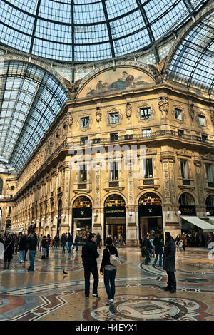 Les gens qui marchent dans la galerie Vittorio Emanuele, à la Galleria, Milan, Italy, Europe Banque D'Images