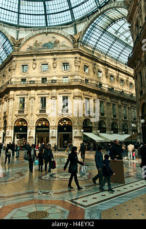 Les gens qui marchent dans la galerie Vittorio Emanuele, à la Galleria, Milan, Italy, Europe Banque D'Images