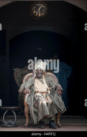 Sa Majesté, El Hadj Ibrahim Mbombo Njoya Sultan, Roi des Bamoun, en face de l'entrée du palais, arrivons à Foumbam, Région de l'Ouest Banque D'Images