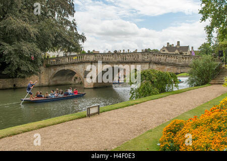 Clare College Bridge et jardins, Cambridge, Cambridgeshire, Angleterre Banque D'Images