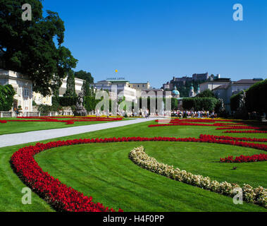 Jardins Mirabell Palace avec le Château de Hohensalzburg en arrière-plan, Salzbourg, Autriche Banque D'Images