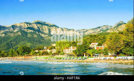 La plage de Psili Ammos, l'île de Thassos, en Grèce. Il est connu sous le nom de Golden Beach. Il est situé entre Skala Potamia Panagia et Skala. Banque D'Images