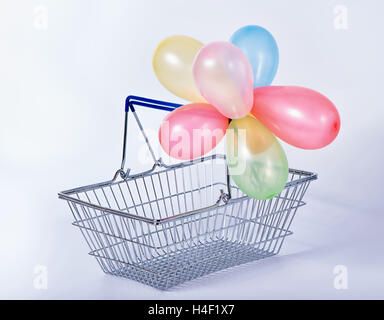 Concept de vente annonce vendredi noir métal panier vide avec des ballons colorés sur set background, Close up Banque D'Images