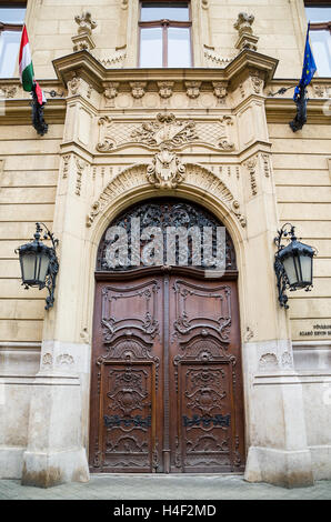 Vintage porte de la bibliothèque métropolitaine Ervin Szabo à Budapest, Hongrie. Banque D'Images