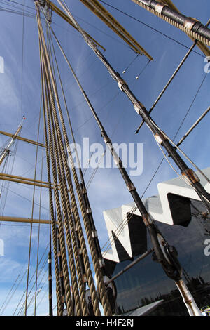 Ville de Glasgow, en Écosse. Vue pittoresque de la Tall Ship Glenlee, avec le musée des transports dans l'arrière-plan. Banque D'Images