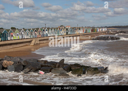 Ville de Southwold, en Angleterre. Vue pittoresque de cabines de plage peint de couleurs vives sur l'Southwold North Parade. Banque D'Images