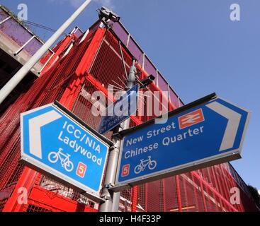 Panneau d'information de Birmingham et caméra de vidéosurveillance à proximité de chemins de fer de parking rouge vif, New Street ICC Chinese Quarter Ladywood NIA Brunel Street Banque D'Images