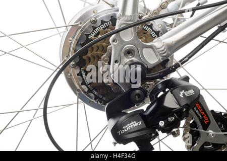 Dérailleur Pédaliers sur une bicyclette, propre fond blanc Banque D'Images