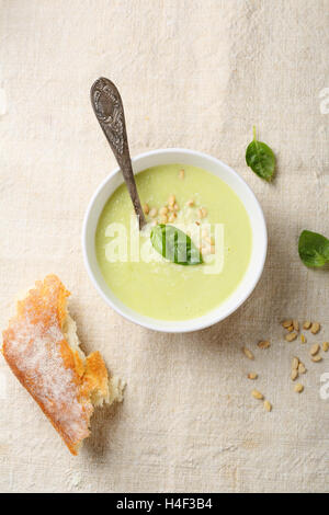 Soupe savoureuse avec le fromage et le basilic, de l'alimentation au-dessus Banque D'Images