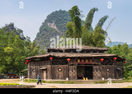 Bâtiment en bois à la Banyan Tree Park à Chuanyan, village du comté de Yangshuo, Chine. Banque D'Images