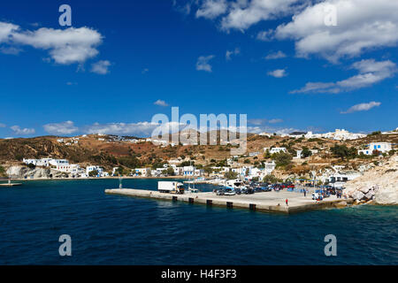 Psathi village et le port principal de l'île de Kimolos . Banque D'Images