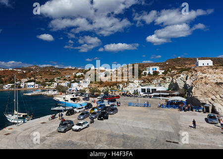 Psathi village et le port principal de l'île de Kimolos . Banque D'Images