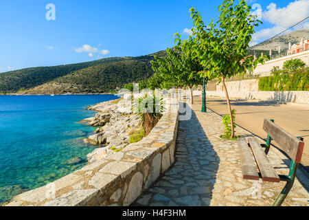 Promenade côtière le long d'une mer sur la côte de l'île de Céphalonie à Agia Efimia, Grèce Banque D'Images