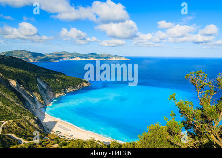 Belle vue sur la baie et la Plage de Myrtos sur l'île de Céphalonie, Grèce Banque D'Images