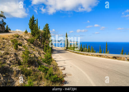 Scenic route côtière jusqu'à Assos, village de paysages de montagne de l'île de Céphalonie, Grèce Banque D'Images